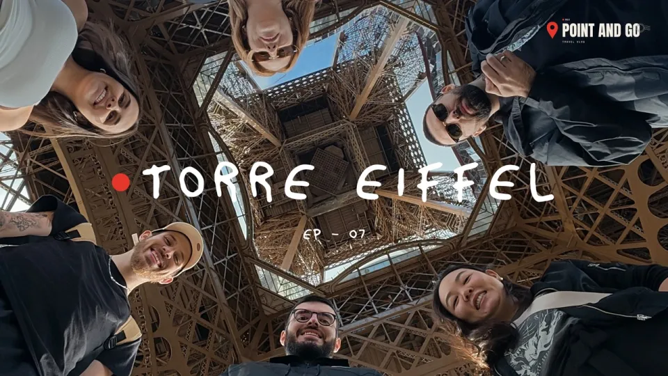 Miniatura do episódio da Torre Eiffel: o grupo de amigos embaixo da torre