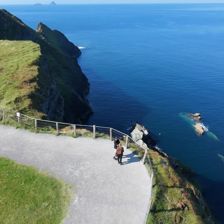 Vista de drone do caminho de Kerry Cliffs, com o oceano ao lado