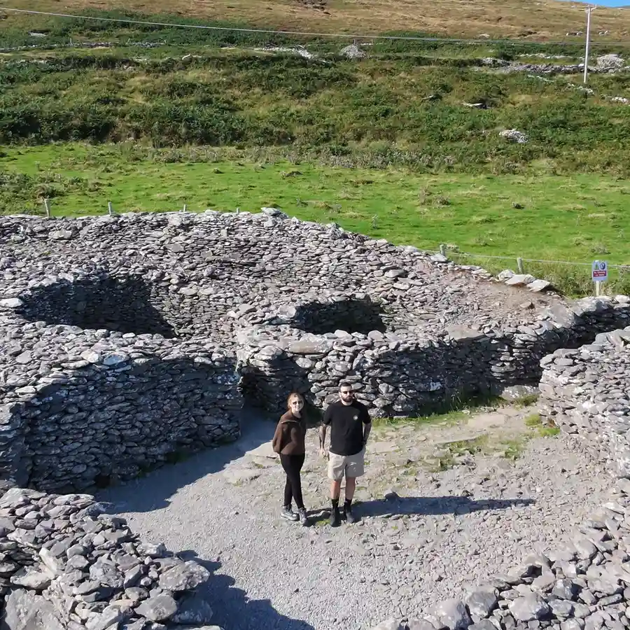 O casal entre as ruínas de pedra perto de Dingle