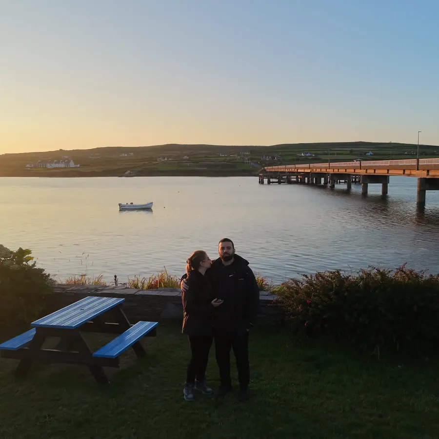 O casal no pôr do sol de Portmagee, com a ponte ao fundo