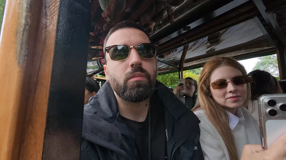 Selfie do casal no barco pelos canais de Giethoorn