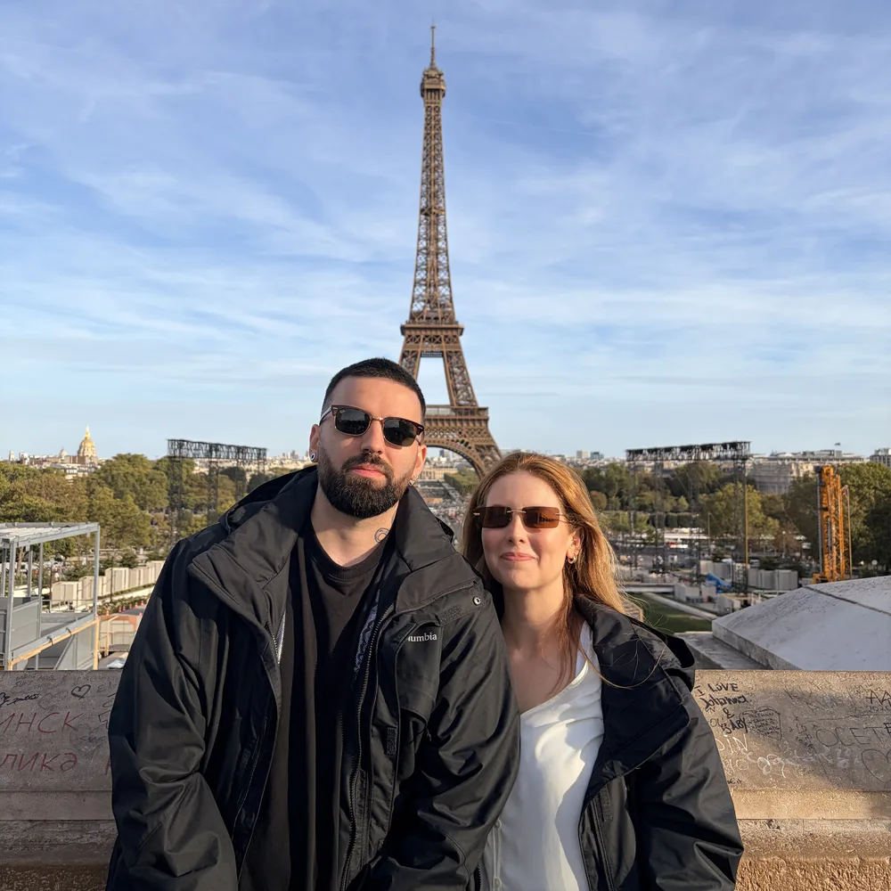 O casal no Trocadéro com a Torre Eiffel ao fundo